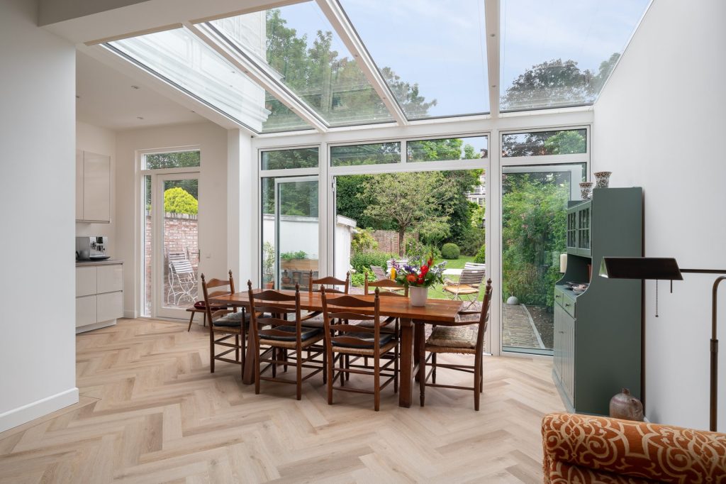 Witte serreaanbouw in Den Haag