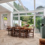 Plisségordijnen in het dak van de serre