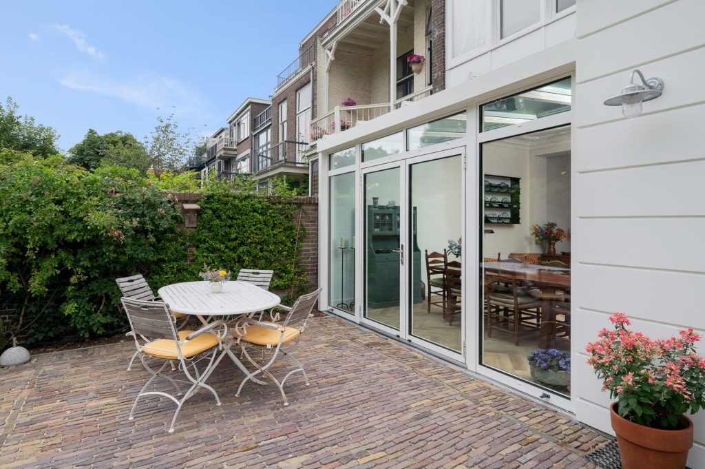 Witte serreaanbouw met vouwwand