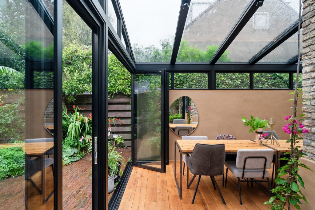 Grote serre met vouwwand