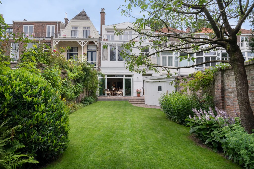 Witte serre aan woning in Den Haag