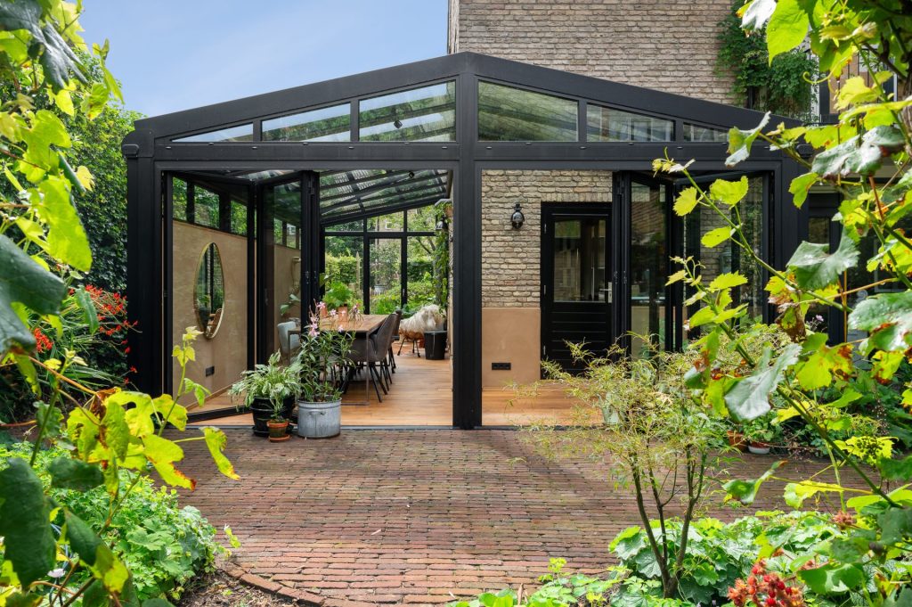 Grote serre met een zadeldak en twee vouwwanden