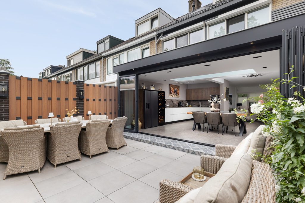 Serre met brede vouwwand en lichtstraat