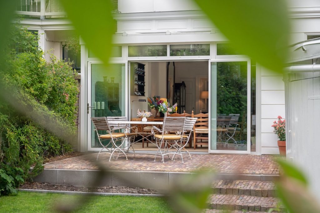 Klassieke woning met witte serre