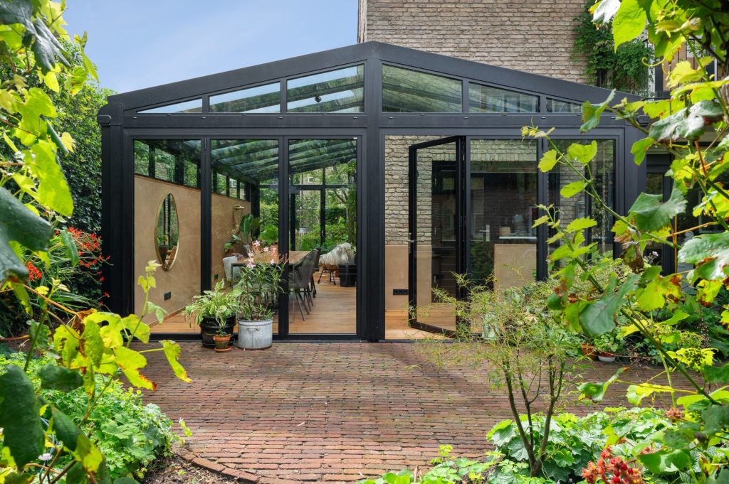 Een royale extra leefruimte met een vouwwand