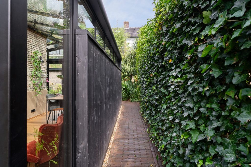 Een doorkijkje van de serre naar de tuin