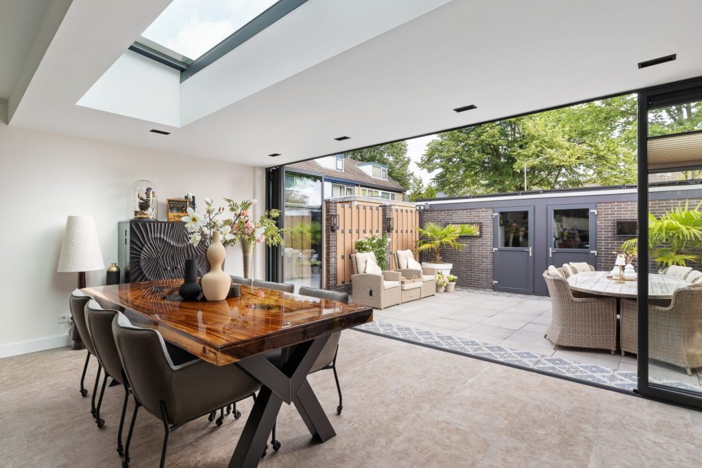 Woonkeuken met een verbinding naar buiten