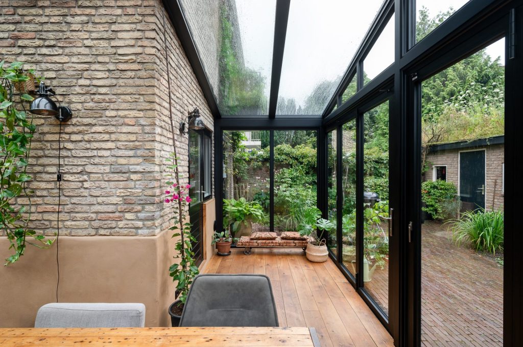 Gitzwarte serre met een zadeldak