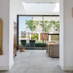 Uitbouw met grote schuifpuien in het Gooi