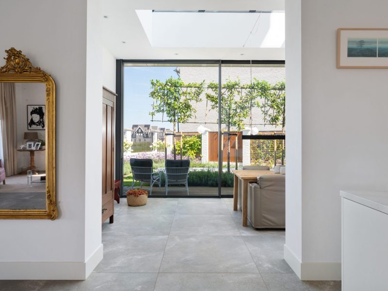 Uitbouw in Muiden met minimalistische schuifpuien