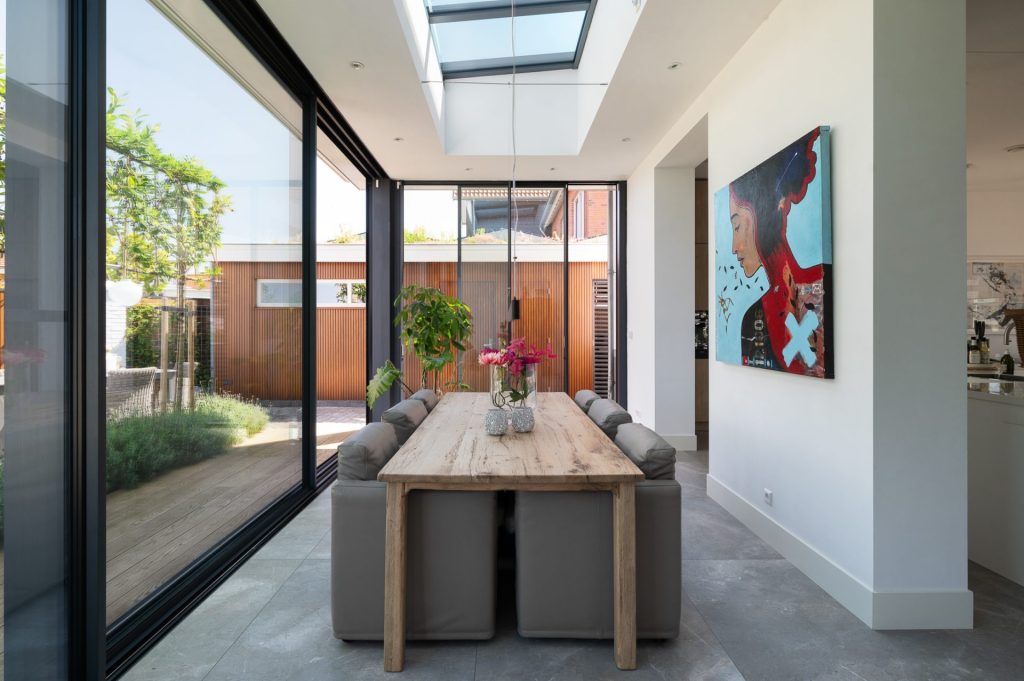 Serre met minimalistische schuifpuien