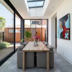 Uitbouw met grote schuifpuien in het Gooi