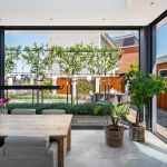 Uitbouw met grote schuifpuien in het Gooi