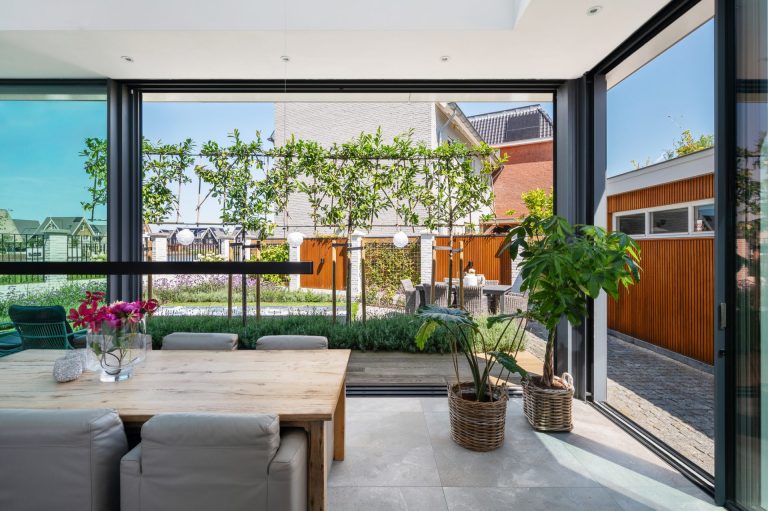 Serre met schuifpuien in Noord-Holland