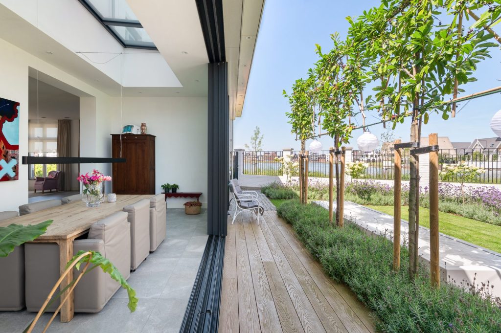 Serre met grote glazen schuifpui