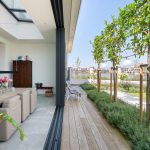 Uitbouw met grote schuifpuien in het Gooi