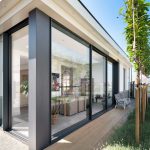 Uitbouw met grote schuifpuien in het Gooi