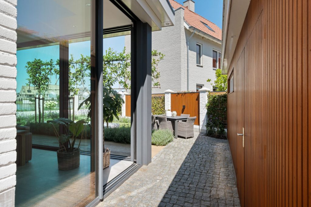 Uitbouw met grote schuifpuien in het Gooi