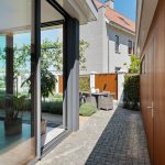 Uitbouw met grote schuifpuien in het Gooi