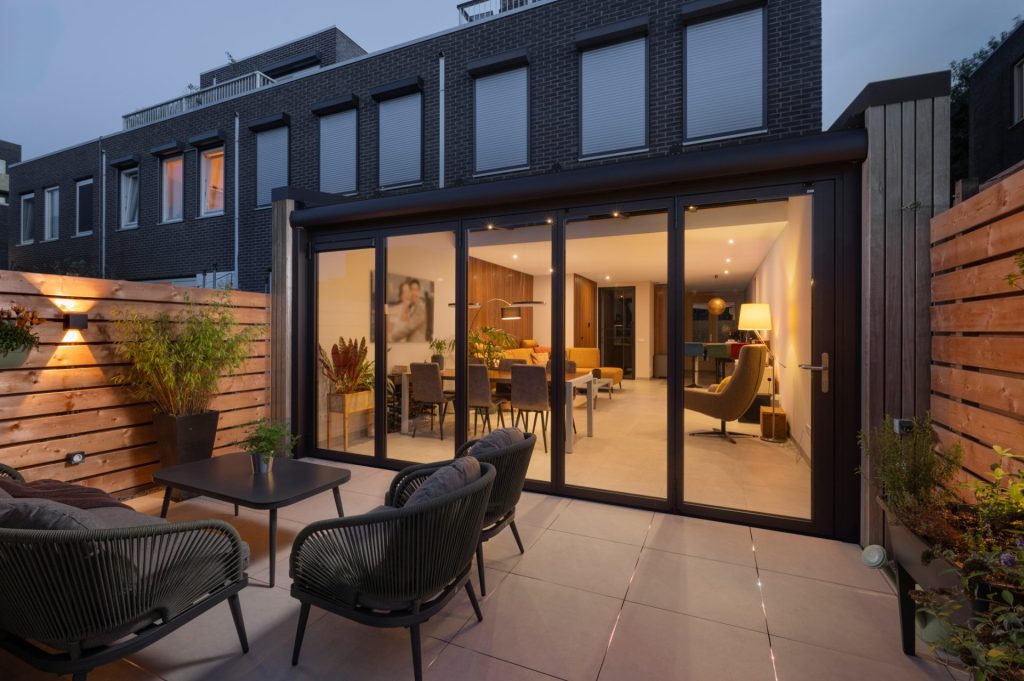 Serre met vouwwand aan een hoekwoning