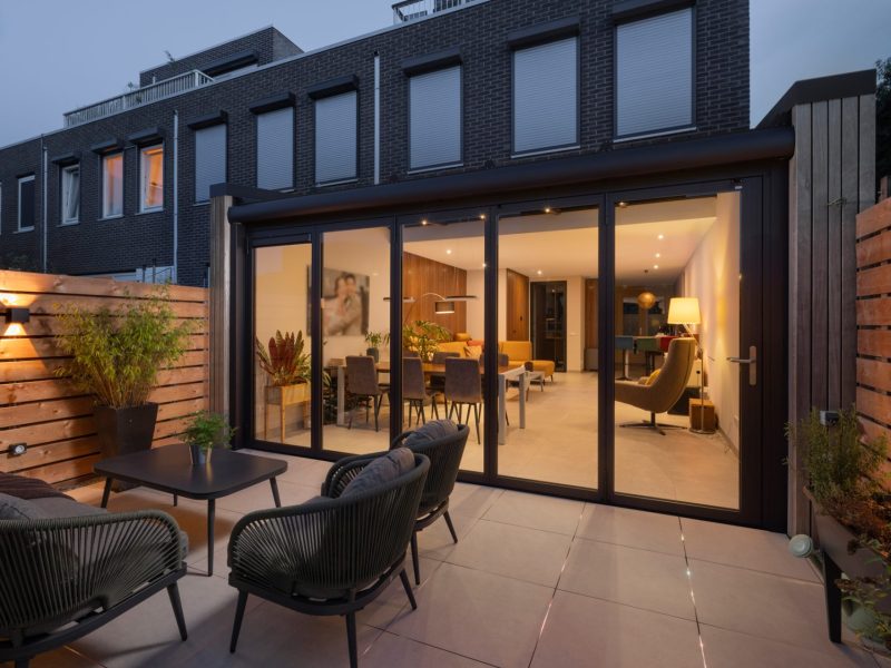 Serre met vouwwand aan een hoekwoning