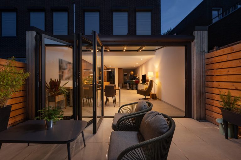 Serre met glazen vouwwand in Hoofddorp