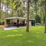 Glazen vouwwanden aan luxe tuinkamer in Hilversum