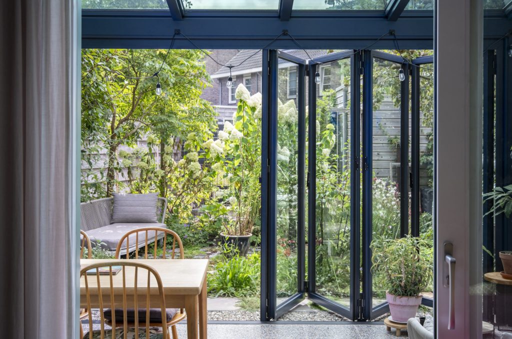 Matblauwe serre met vouwwand 