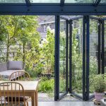 Matblauwe serre met vouwwand 