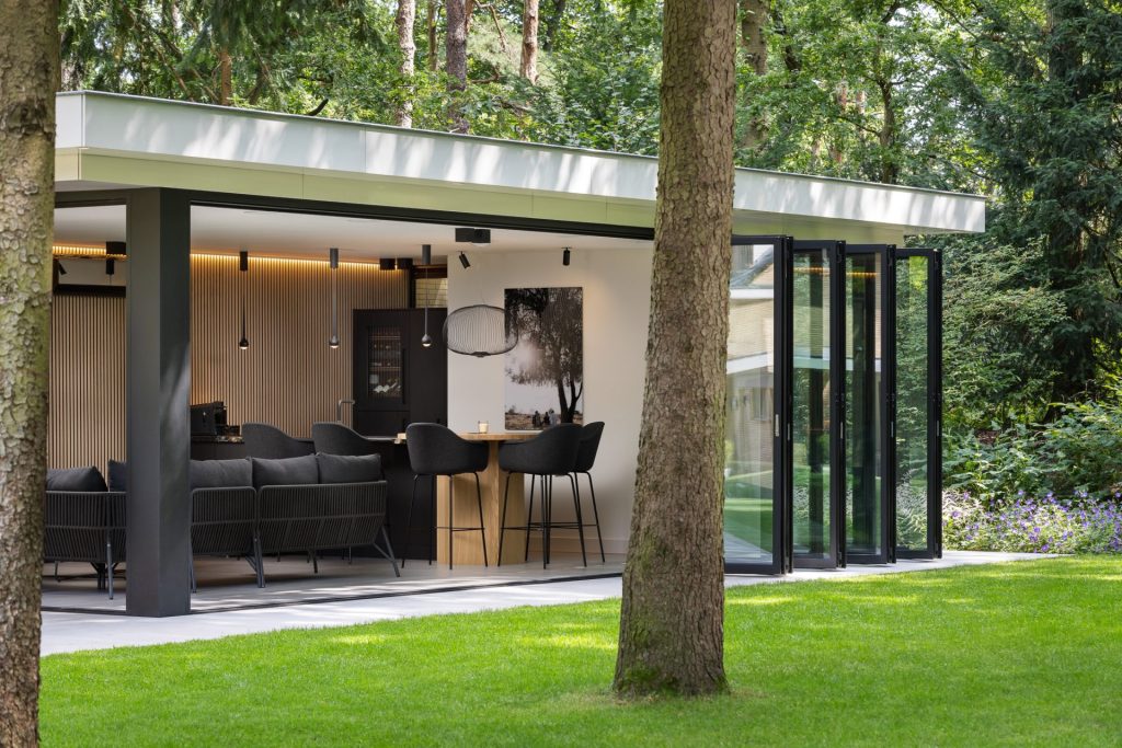 Grote glazen vouwwanden aan buitenverblijf