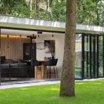 Glazen vouwwanden aan luxe tuinkamer in Hilversum