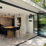 Glazen vouwwanden aan luxe tuinkamer in Hilversum