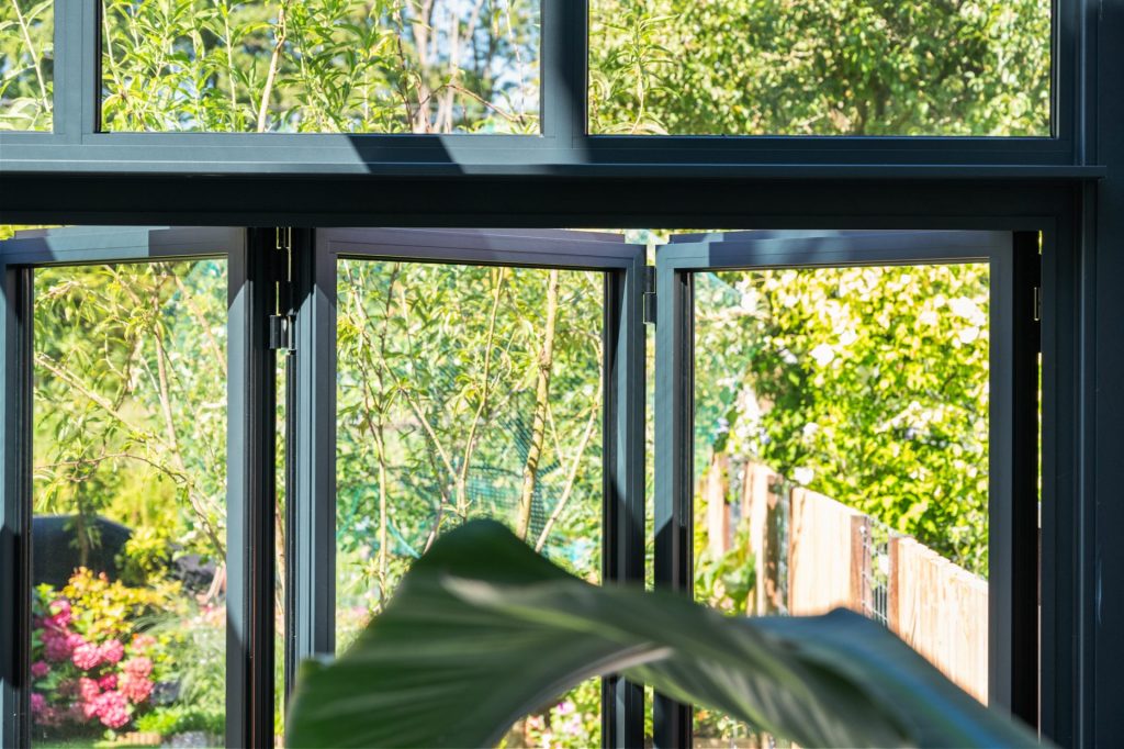 Serre met bovenlichten en vouwwand