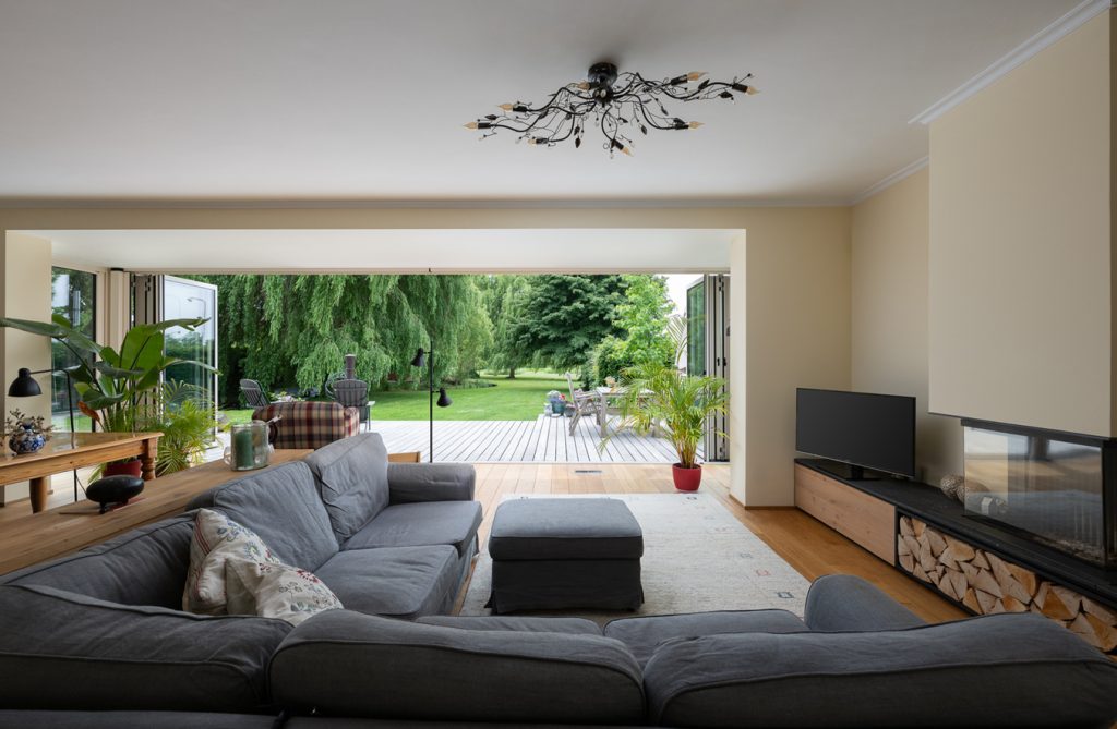 Binnenkijken in serre met naadloze overgang naar vlonderterras