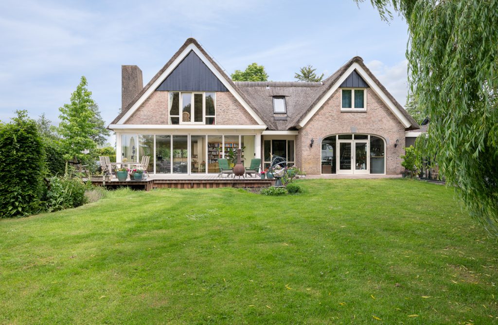 Vouwwand met acht panelen volledig opengevouwen richting tuin