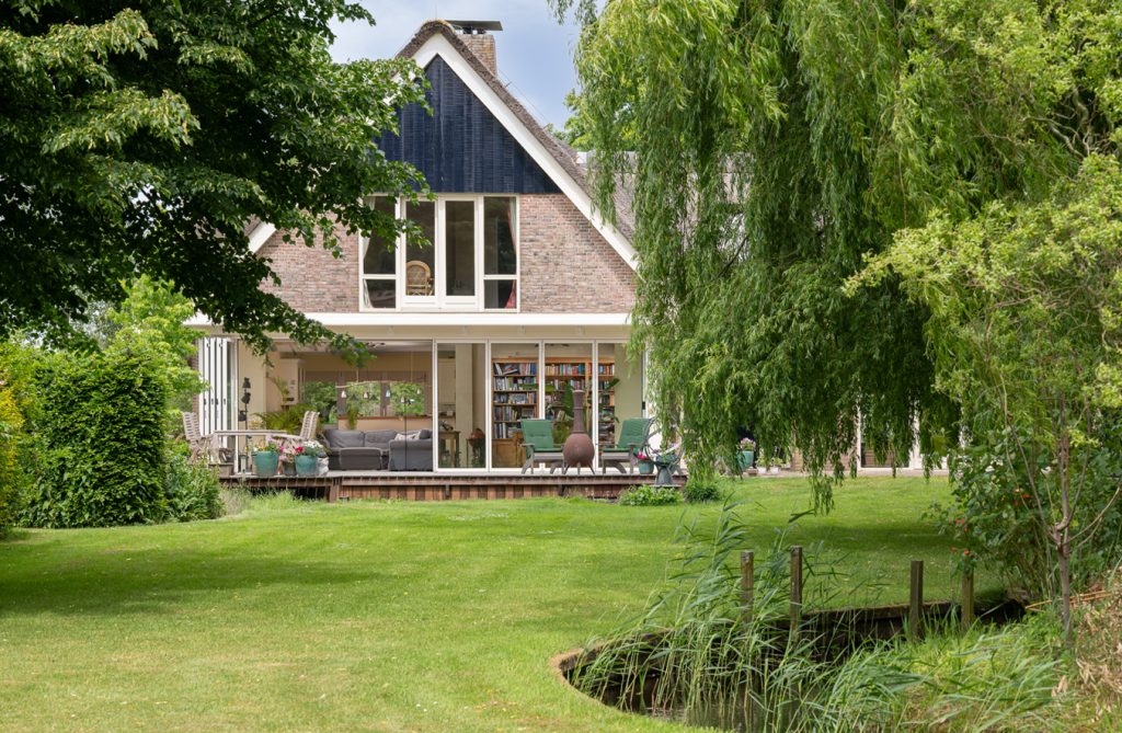 Serre aan achterzijde van woning met volledig open vouwwand