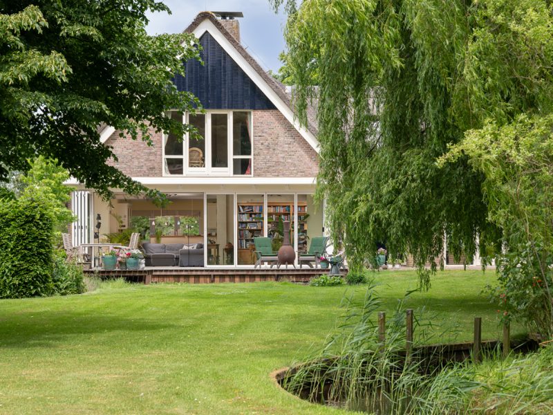 Serre aan achterzijde van woning met volledig open vouwwand