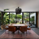 Prachtige serre met vouwwand in een groene omgeving