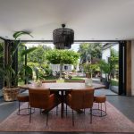 Prachtige serre met vouwwand in een groene omgeving