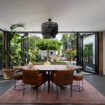 Prachtige serre met vouwwand in een groene omgeving