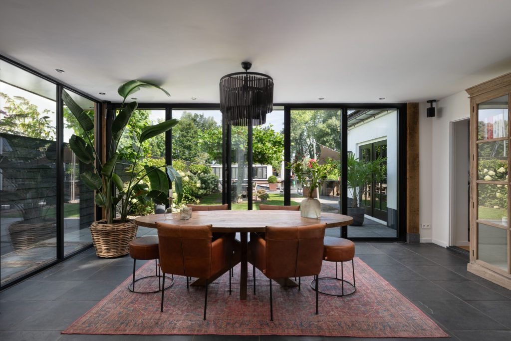 Serre met strakke architectuur, vouwwand volledig open voor maximale lichtinval