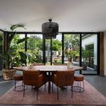 Prachtige serre met vouwwand in een groene omgeving