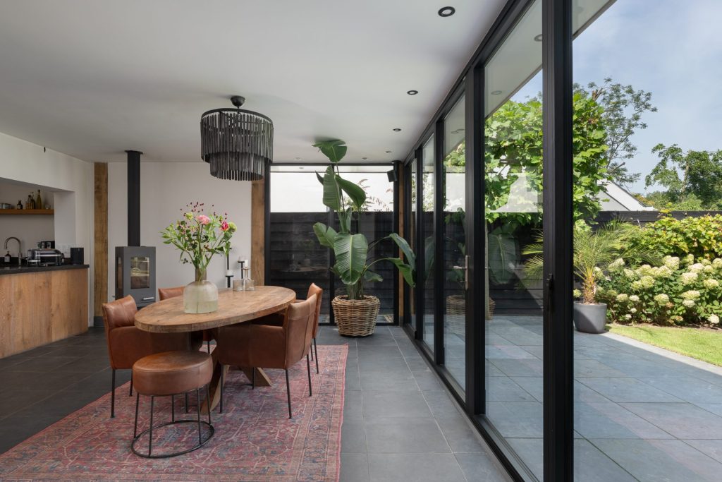 Gezellige zithoek in de nieuwe serre, direct aan het water gelegen in Nieuwersluis