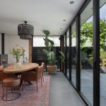 Prachtige serre met vouwwand in een groene omgeving