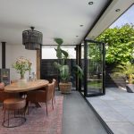 Prachtige serre met vouwwand in een groene omgeving