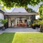 Prachtige serre met vouwwand in een groene omgeving