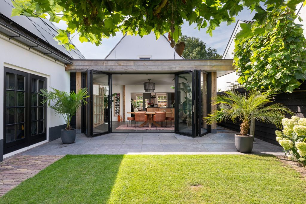 Lichtovergoten serre met uitzicht over de rivier en omliggende natuur