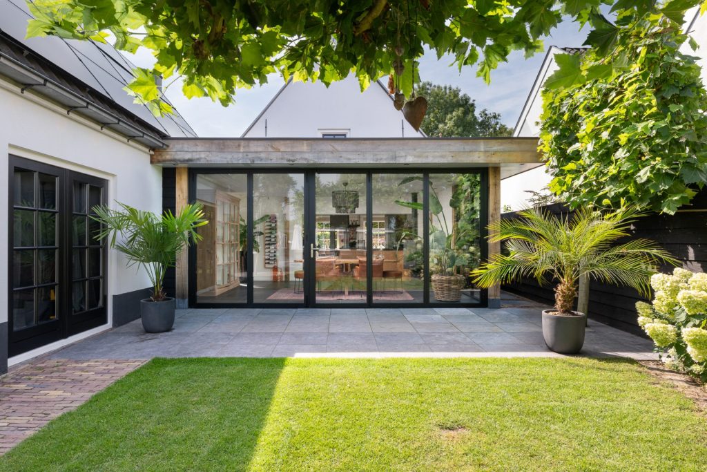 Prachtige serre met vouwwand in een groene omgeving