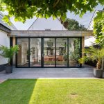 Prachtige serre met vouwwand in een groene omgeving