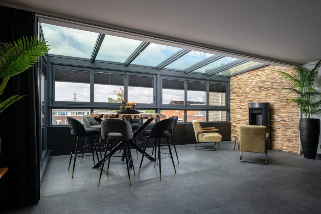 Moderne serre op tweede verdieping met lessenaarsdak